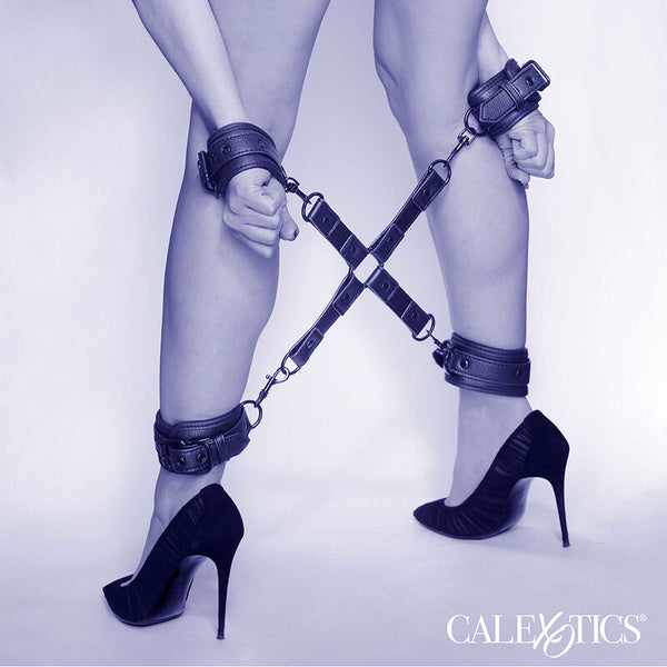 Calexotics nocturnal conector hog tie cuero ajustable negro