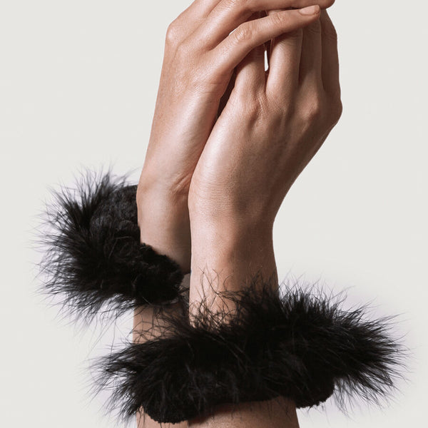 Adrien esposas metal con plumas negro