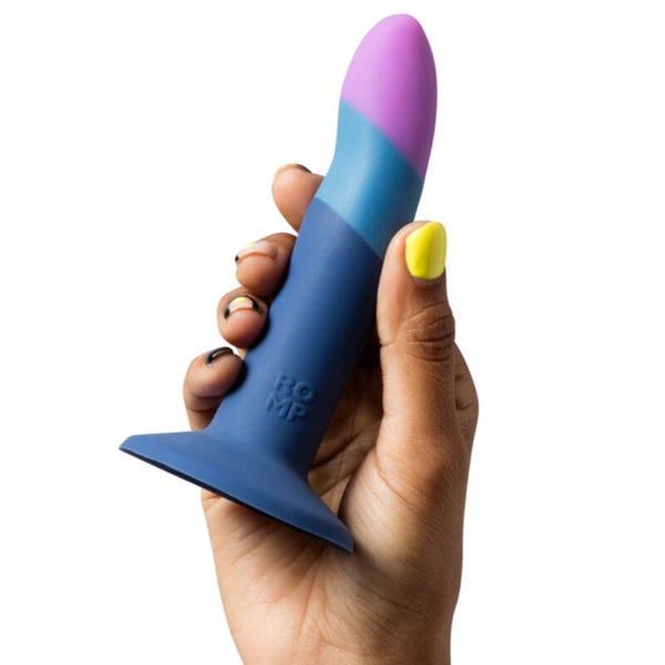 ROMP - PICCOLO ARNÉS + DILDO SILICONA CON VENTOSA TRICOLOR 14 CM