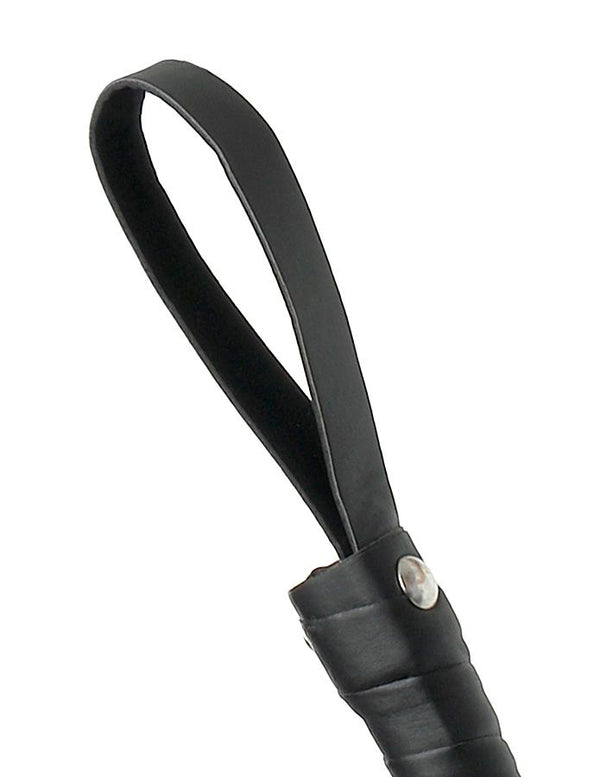 Fetish latigo azotador piel negro